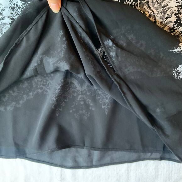 Roz & Ali Women Blouse size S Sleeveless CrewNeck Lightweight Floral Black White - Picture 6 of 7